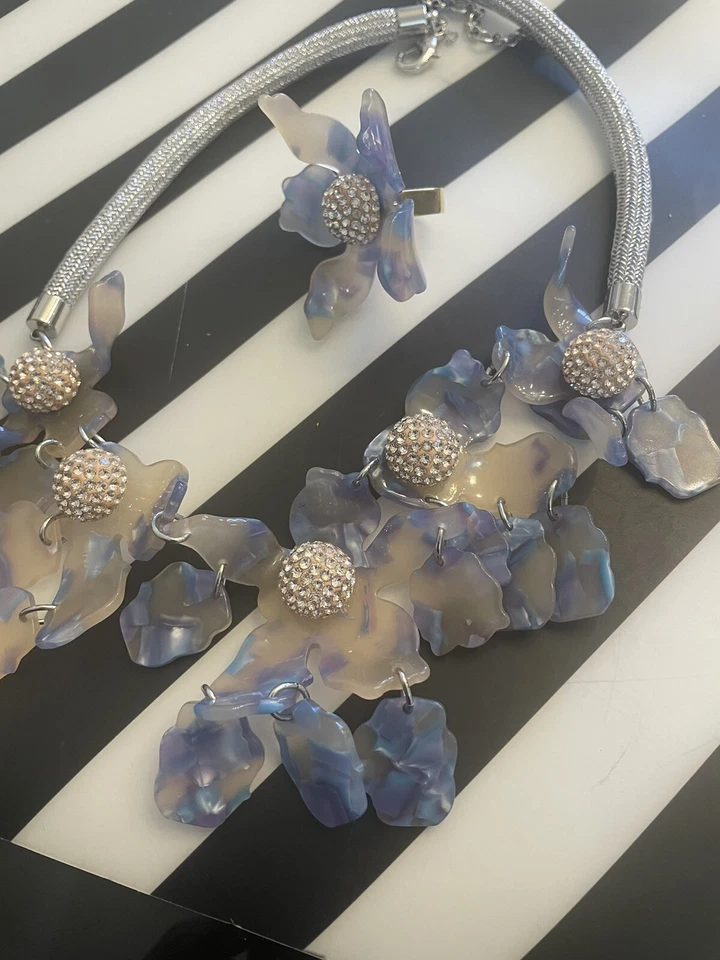 Diseñador Lele Sadoughi Cristal Lirio Resina Collar Conjunto Anillo Pendientes Azul Plata Foto 2 de 4
