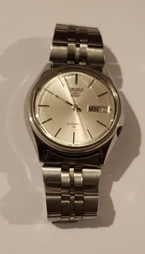 Vintage Seiko 5 Automatic 7009 4040 -A silver face date indicator 37mm watch