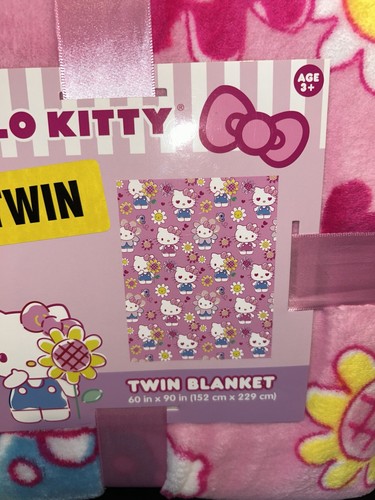 Nuova coperta peluche Hello Kitty TWIN 60”x90” primavera Pasqua rosa cuori fiori NUOVA - Foto 2 di 8