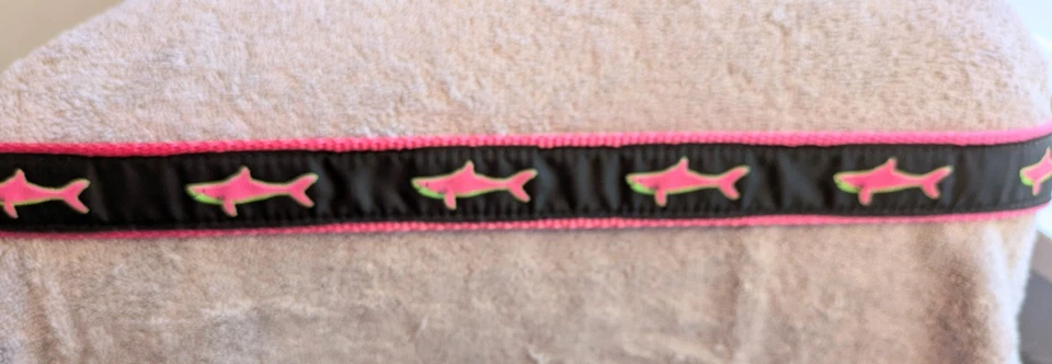 Cinturón Eliza B Talla MED Bordado Tela Tiburón 40” Cuero Hombre Ltd Rosa/Negro/Lima Foto 2 de 4