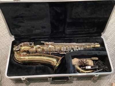 D39b   Bundy Selmer Alto Saxophone with Hard Case. See Photos. ST135