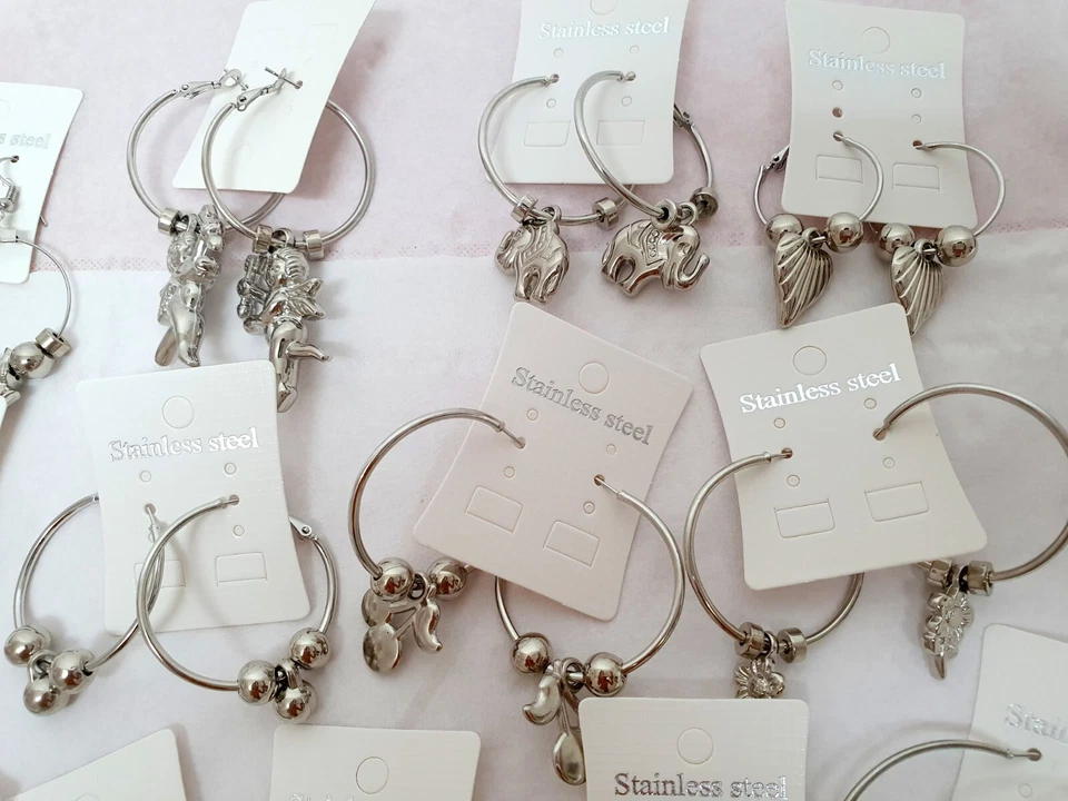 Lote de 50 pares de pendientes de aro de color plata con forma mixta - NUEVO al por mayor Foto 3 de 4