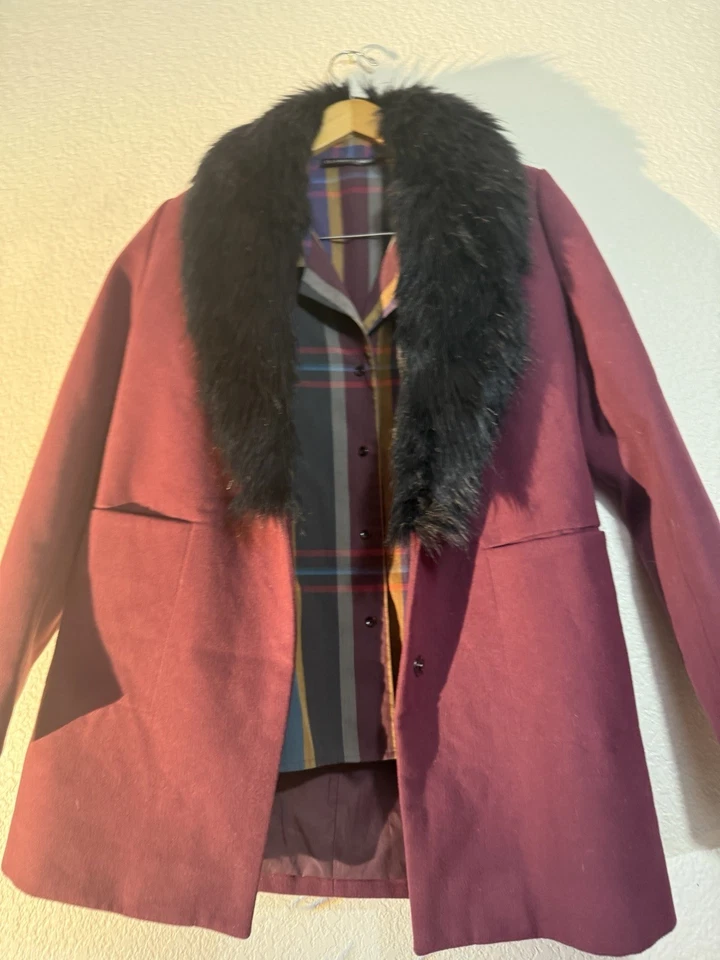 NUEVO SIN ETIQUETAS - Abrigo de colección SEARS - Covington. Cuello de piel sintética extraíble, borgoña, talla pequeña Foto 3 de 4