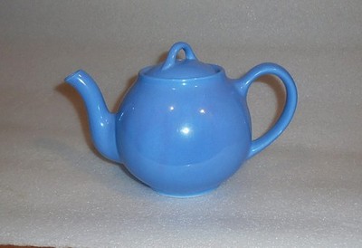 25%  OFF - 4 Cup  LIPTON TEA POT & lid Ceramic Periwinkle  6'' tall USA Vintage