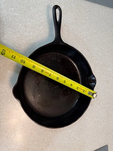 Unmarked Wagner Vintage cast iron skillet #8 measures 10 inches across