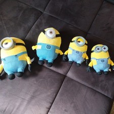 Minions Plüsch Figuren 24/30 cm mit Plastikaugen / Brille / Plüschfiguren