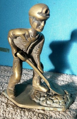 Vintage Sculpture In Solid Cast Brass Of A Welsh Coal Miner Shoveling GN°181