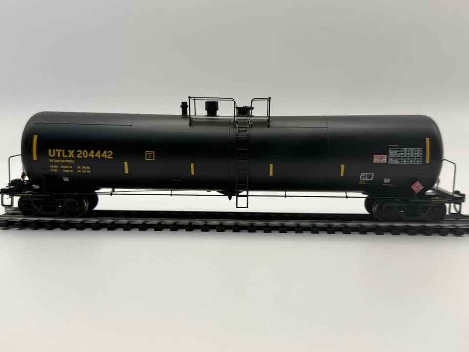 HO InterMountain UTLX 33,000 Gal Tank Car 204442 – Kadee Couplers Metal Wheels - Image 3 of 4