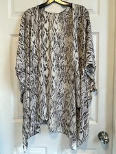 MAURICES Top shirt ONE SIZE FITS MOST Bust 50 Length 31 White/Black Animal Shrug