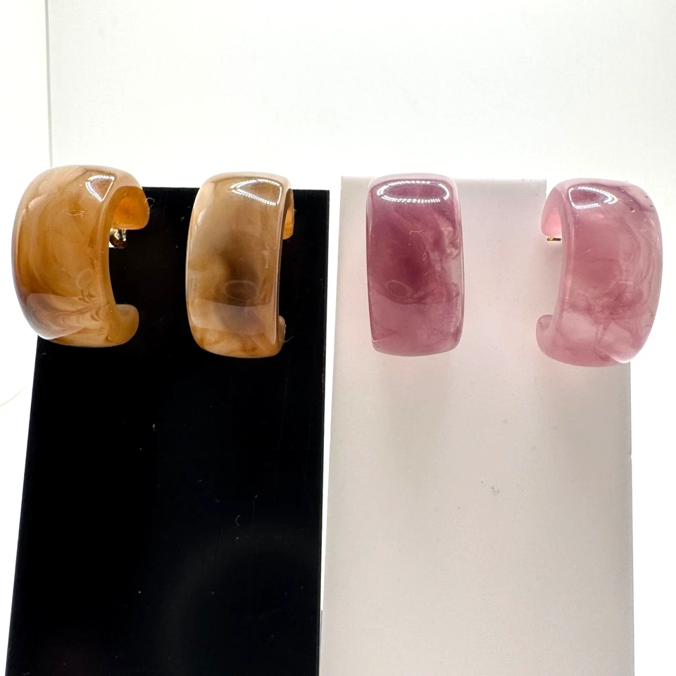 Dos juegos de pendientes de aro de acrílico marrón lavanda de plata de ley 925 Foto 2 de 4