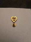 Vintage PRAYING HANDS IN A HEART Gold Tone Metal Lapel pinback Hat Pin — photo 3