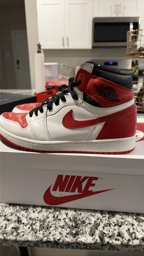 Nike Air Jordan 1 Retro High OG Heritage Red White Size 10 555088-161