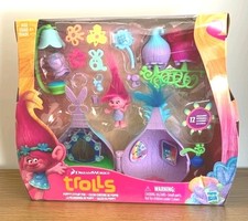 Hasbro Dreamworks 2015 TROLLS Poppy's Stylin' Pod Doll  12 Accessories Playset