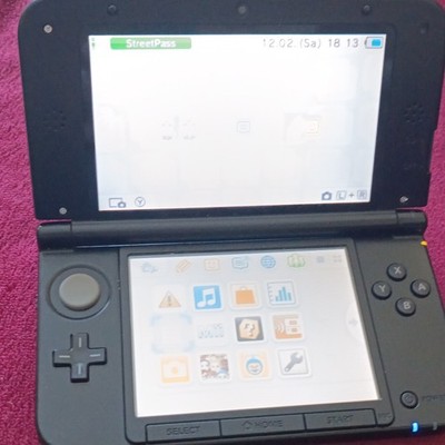 Nintendo 3DS LL NTSC-J Gold/Schwarz Pokémon-Design