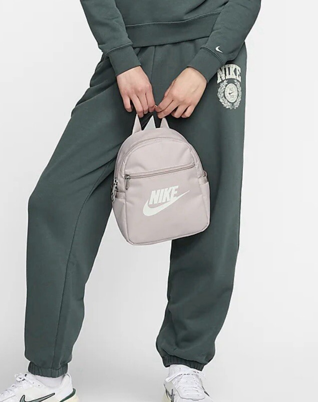 完売必須!☆Nike Sportswear Futura Women's Mini Backpack (6L) Nike Sportswear Futura 365 Women's Mini Backpack (6L). Nike.com