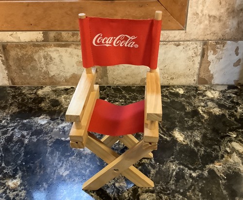 NEU mit Etikett Coca Cola 1997 PLÜSCH EISBÄR 5,5" in '98 Coke HOLZ REGIESTUHL - Bild 6 von 12
