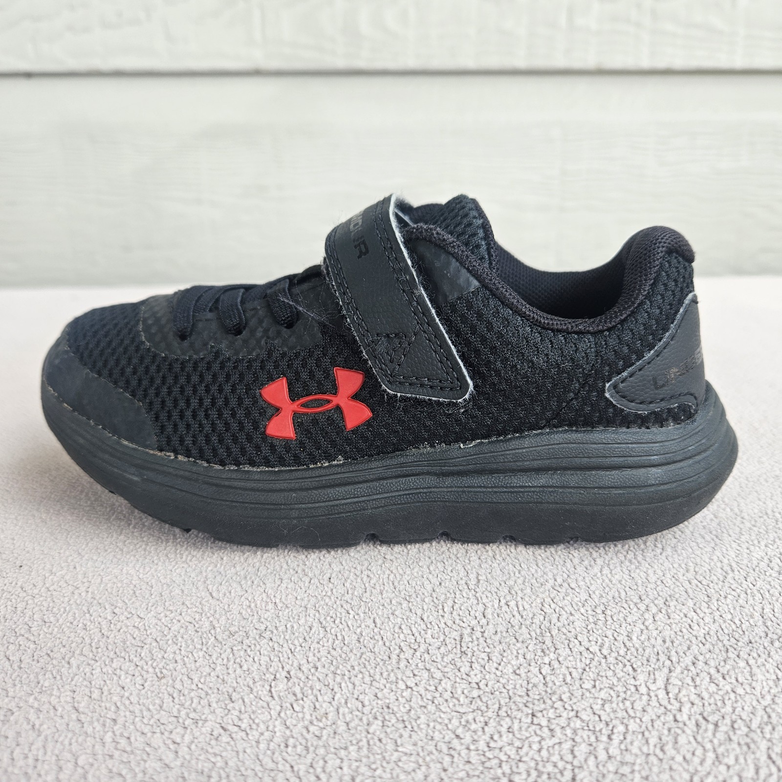 SAOLA Scarpe da ginnastica basse unisex Under Armour Surge 2 bambino taglia 12 nere con gancio e passante