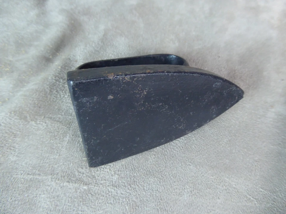 PETIT FER A REPASSER de col, ancien. - Photo 2/4