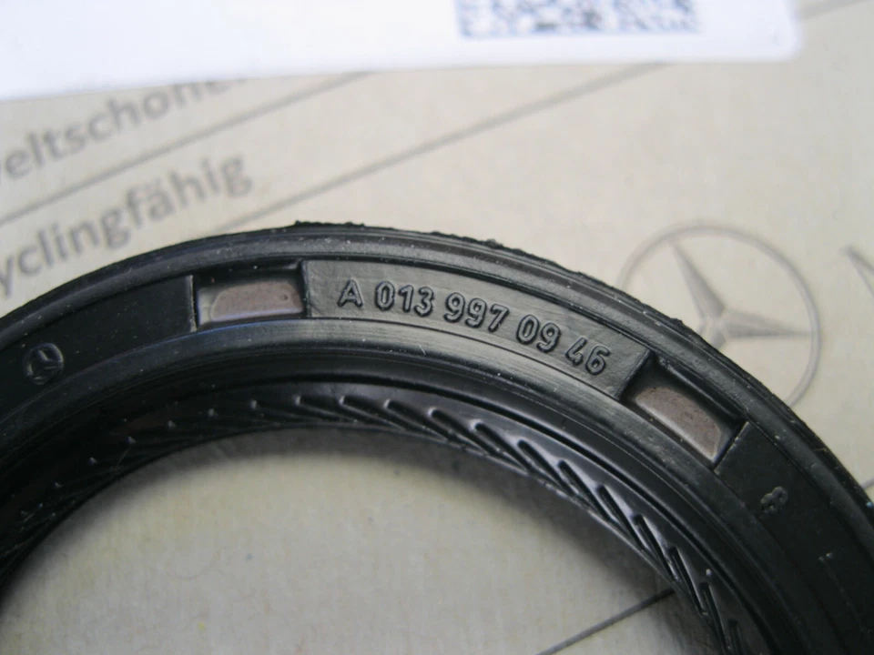 Mercedes-Benz Rear Main Seal + Transmission Pump Seal 1129970246 / 0139970946 Foto 2 de 3