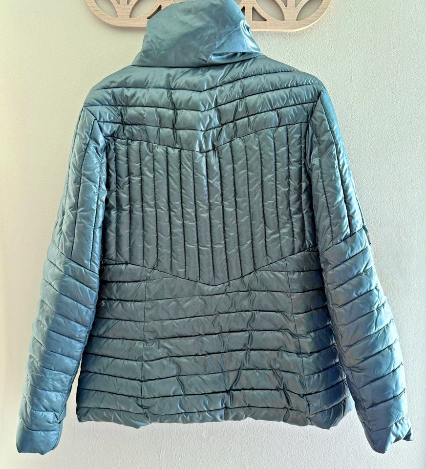 Chaqueta acolchada con cuello de piel sintética verde Guess para mujer talla pequeña Foto 3 de 4