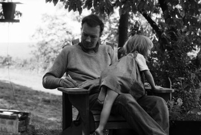 Folk Pete Seeger his daughter Tinya Seeger are photographed on a r- Old Photo