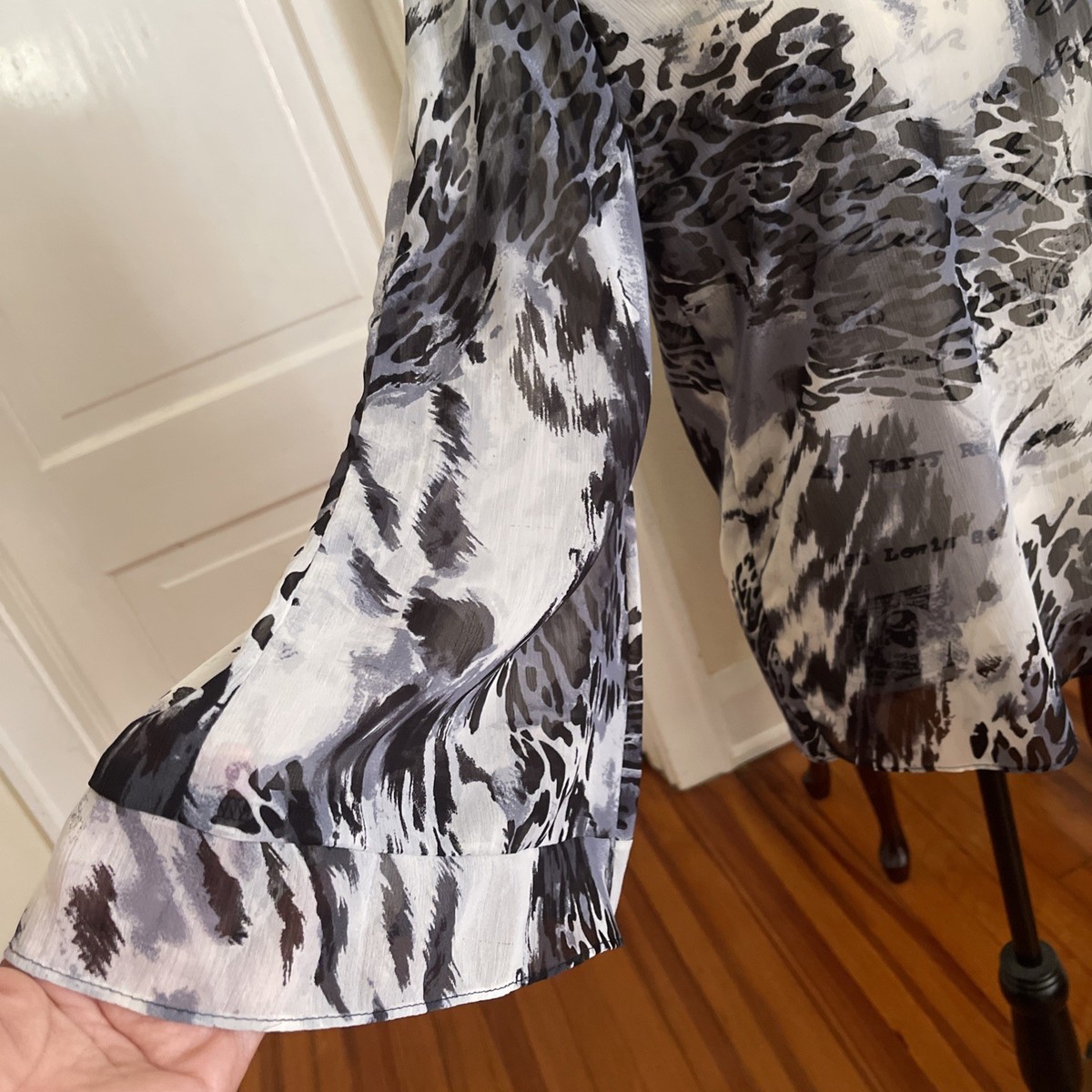 V By Eva Women’s Leopard Print Lightweight Bell Sleeve Flowing Blouse Size XS View 6