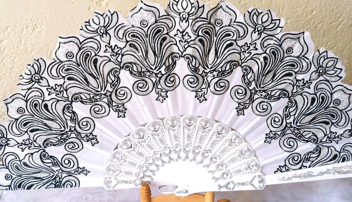 Éventail Décoratif Eva - Tissu Blanc Et Noir Pailleté - Monture Polymère Argentée - Accessoire élégant
