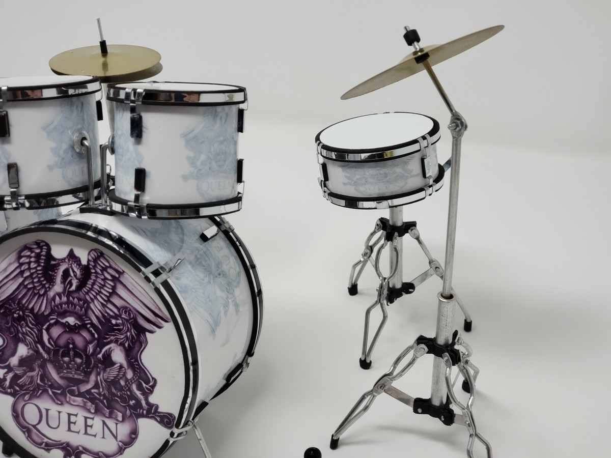 クイーン ロジャー・テイラー ボヘミアン・ラプソディ ドラム 模型 ミニチュア Amazon.com: FAN MERCH Queen Crest Collectible Bohemian