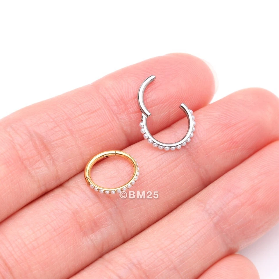 Anillo aro clicker forrado con cuentas nacaradas de titanio grado implante Foto 2 de 4