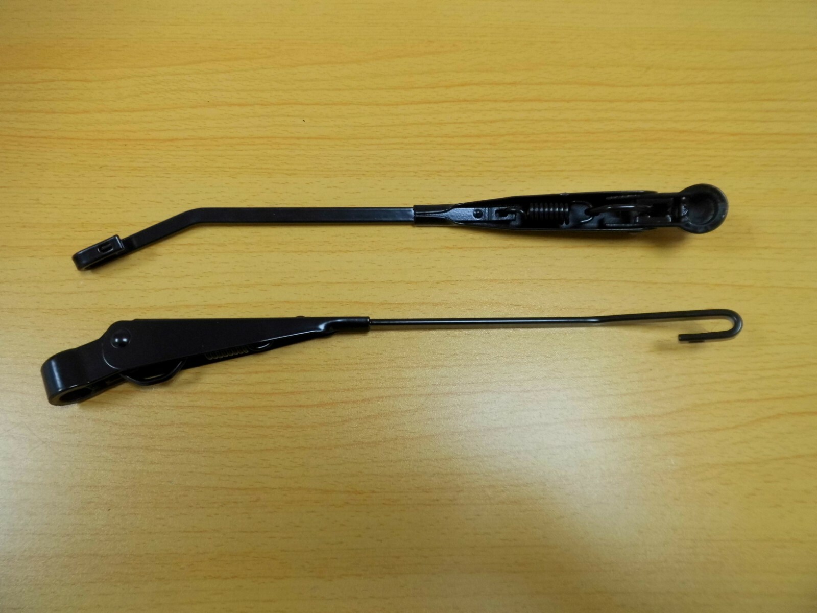 LAND ROVER DEFENDER WINDSCREEN WIPER ARMS EARLIER TYPE PAIR OF PRC4276