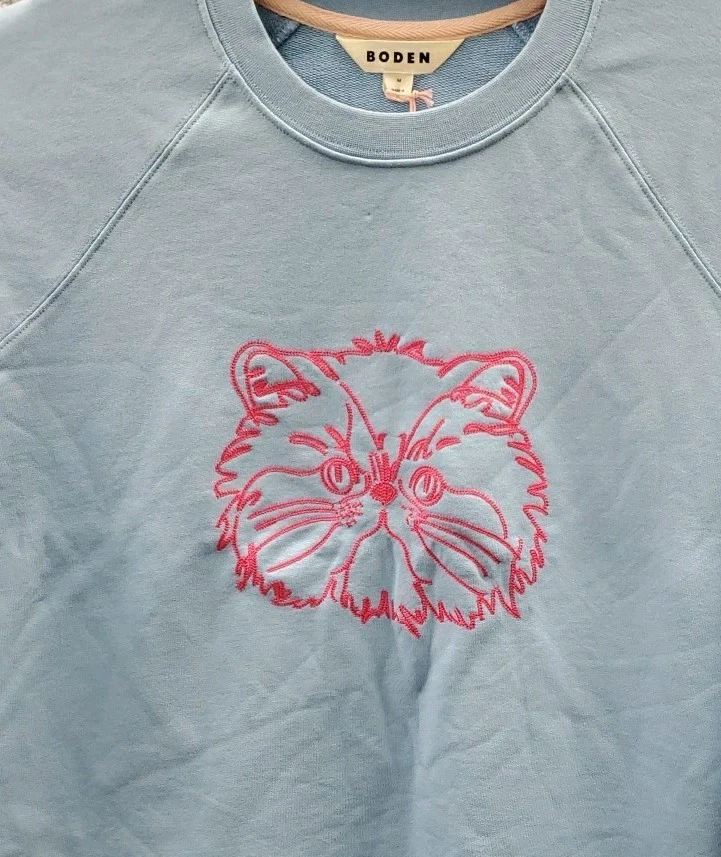 Novo Moletom Boden Rosa Bordado Detalhe Gola Redonda Azul Tamanho M - Imagem 2 de 4