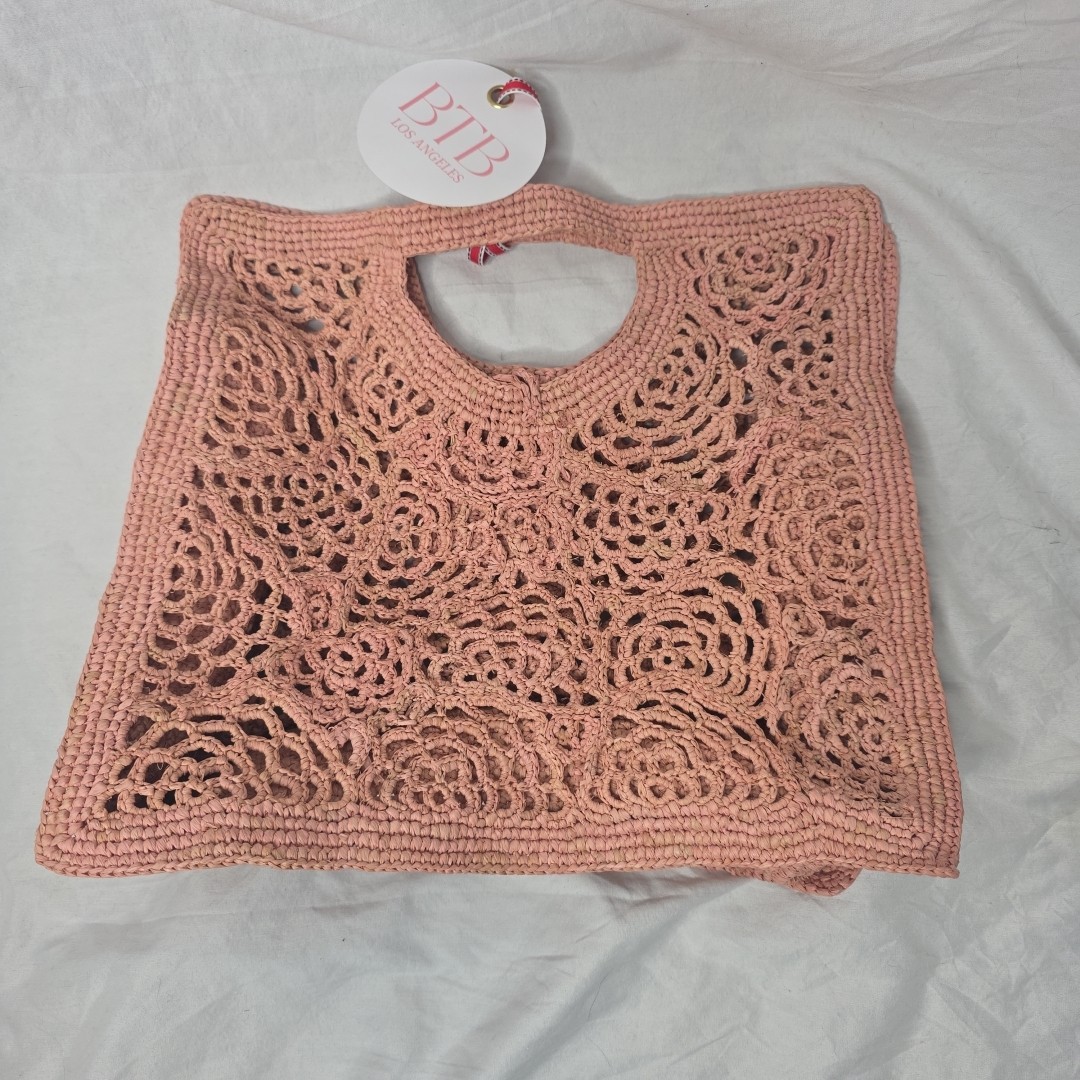 BTB Los Angeles crochet tote bag in peach faux raffia floral Pattern NEW (BXK)