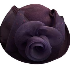 STUNNING Vintage Ladies Deborah New York Purple Church / Derby Hat w/ Feathers