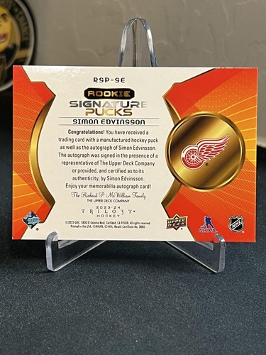 Simon Edvinsson 2023-24 UD Trilogie Rookie Signature Pucks/3 NHL Shield #RSP-SE - Bild 2 von 2