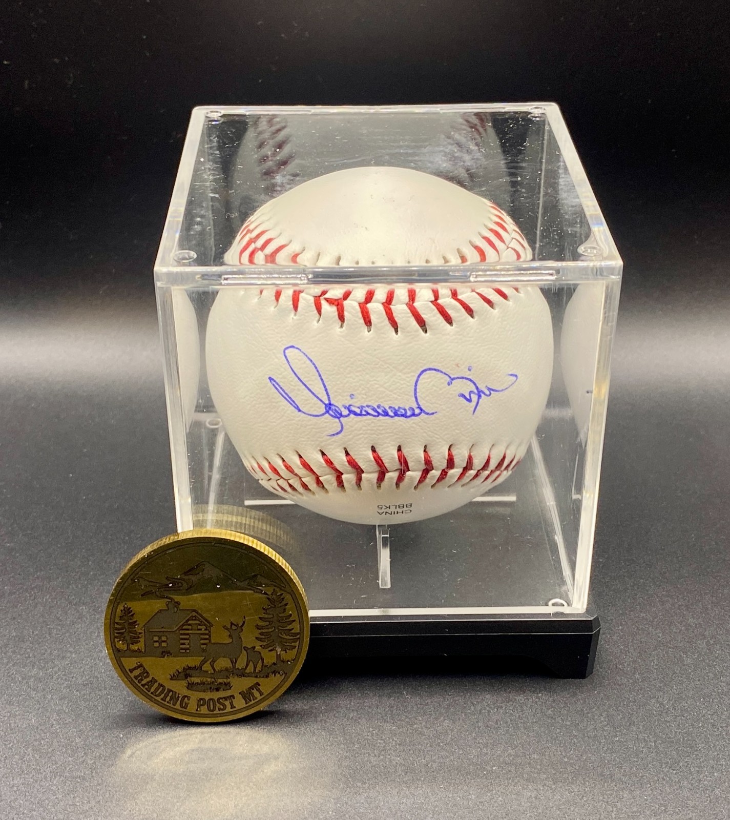 Mariano Rivera Signed Baseball In Case With COA (PC489667) (Yankees)