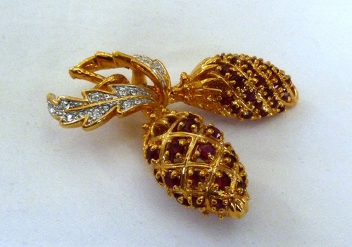 JBK CAMROSE & KROSS JACQUELINE KENNEDY RHINESTONE BERRY PIN NEW IN BOX COA - Picture 7 of 11