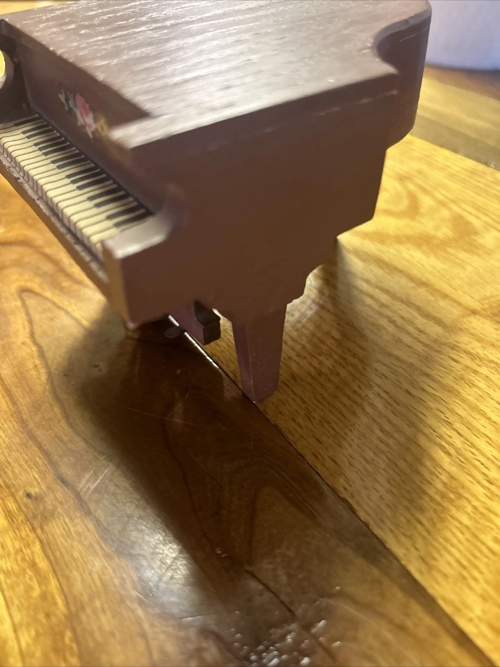 Piano de cola, cuna, estuche y estante para libros hechos a mano para casa de muñecas Foto 3 de 4