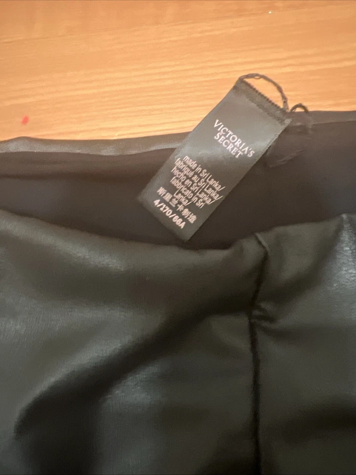 Leggings Victoria's Secret cintura alta couro sintético tamanho 4 - Imagem 2 de 4