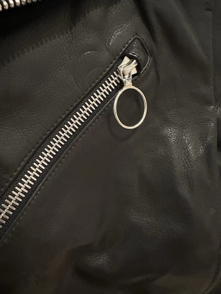 Chaqueta de motociclista de cuero Araki Acne Studios con cuello de piel de oveja desmontable talla 46 Foto 4 de 4