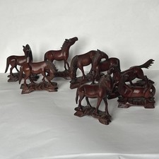8er Set chinesische alte geschnitzte Holzpferde mit Glasaugen "Mu Wang"