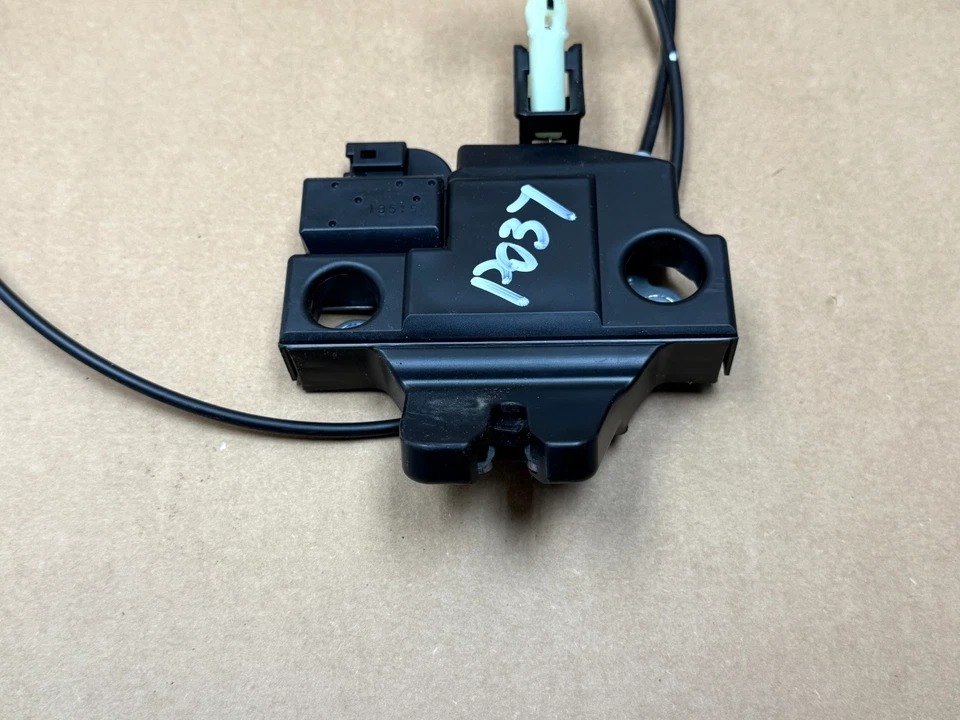 Actuador de cierre de tapa de maletero trasero 14-16 Lexus IS250 IS350 PO37 OEM Foto 2 de 4