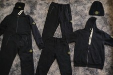 Tuta Completa Stone Island (Cappello + Felpa + Pantaloni)