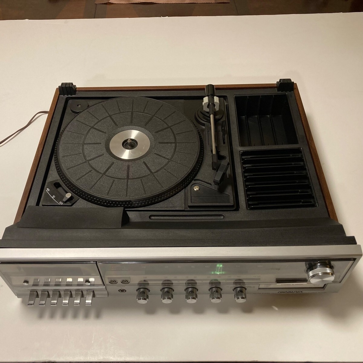 Vintage Sound Design Turntable 6836 Model AM FM Radio Tape Player