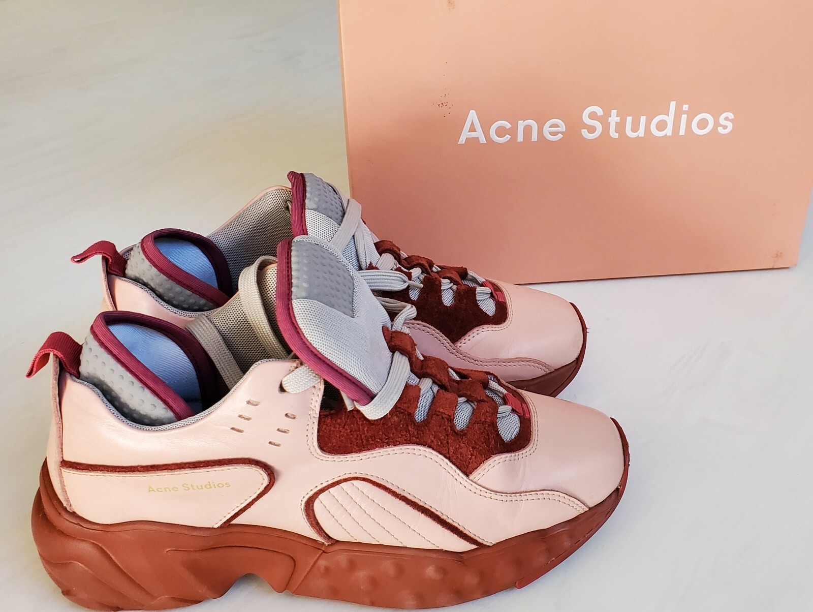 Acne Studios Manhattan Sneaker with Burgundy Trim Chunky 39 |