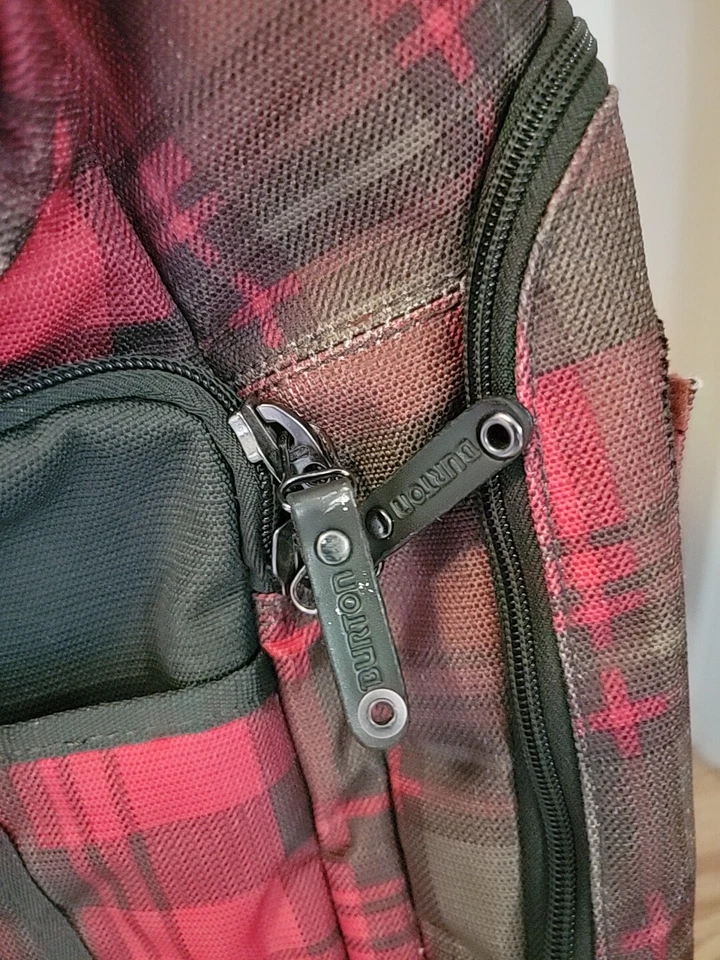 Equipaje y mochila Burton rojo y verde a cuadros sistema Ixion de 2 ruedas Foto 3 de 4