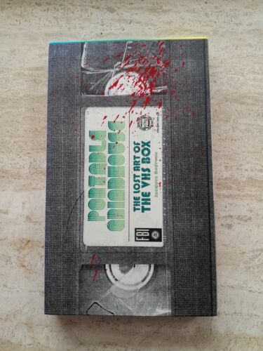 Buch: Portable Grindhouse - The Lost Art Of The VHS-Box - Photo 1 sur 9