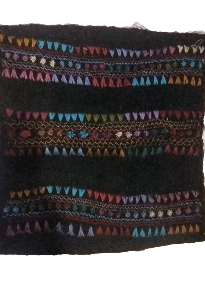 ALMOHADA EURO BORDADA LANA NEGRA MULTICOLOR BOHO 19"X20" HECHA A MANO Foto 3 de 4