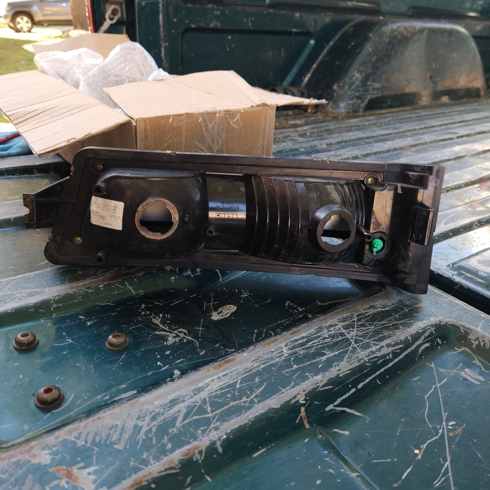 03-06 Silverado/Avalanche Black Projector Headlight+LED Bumper (2) piece-used - Image 4 of 4