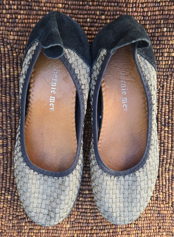 Bernie Mev Catwalk Gold Memory Foam Slip On Flats EU 38 US size 7 Preowned 
