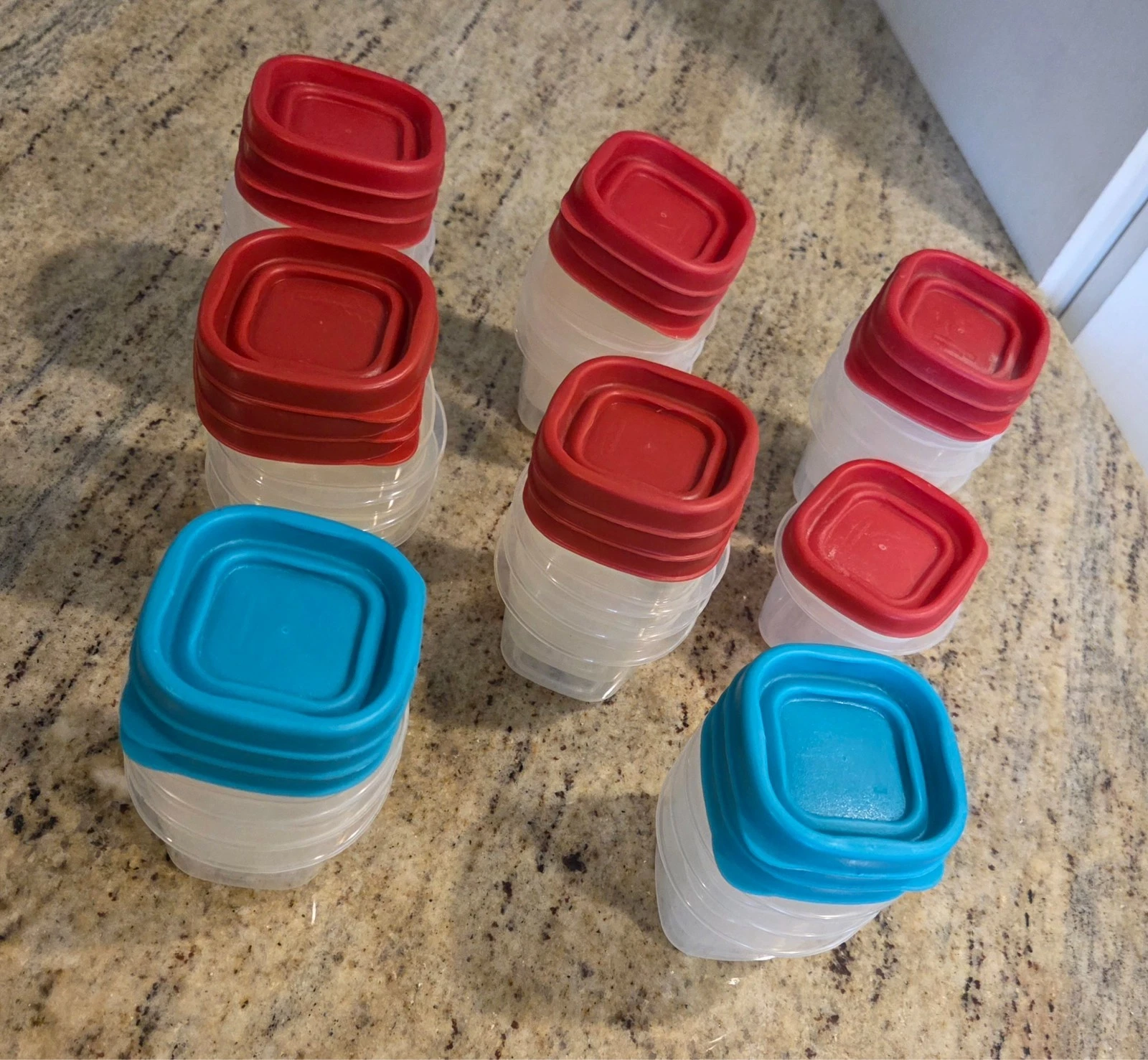 Lot of 22 Rubbermaid Square 4oz Food Storage Containers Red Blue Lids 7J53